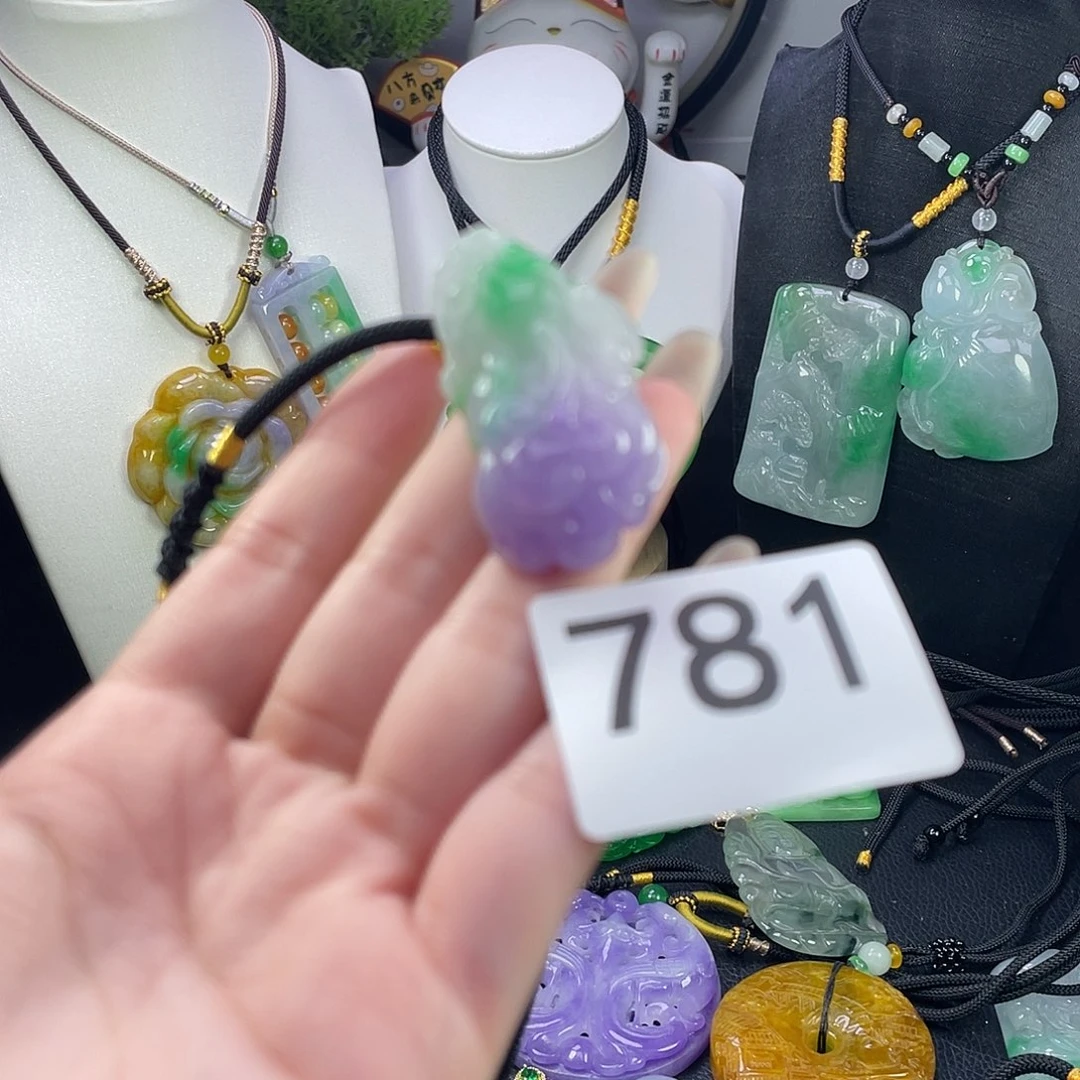 翡翠未镶嵌吊坠(赠链)