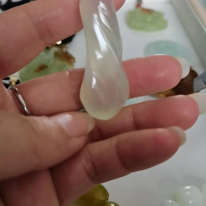 蛇纹石玉未镶嵌吊坠
