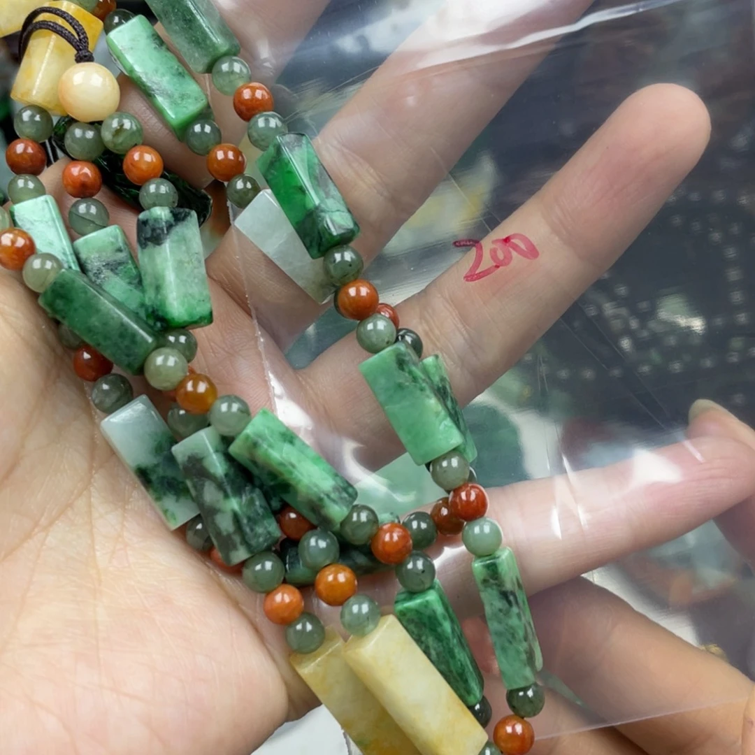 迷***。翡翠未镶嵌颈饰牌子