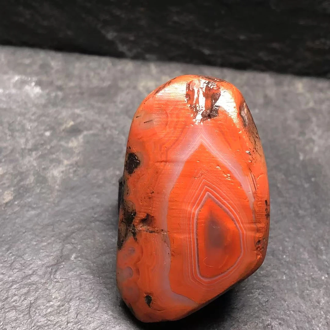 天然原矿南红圆牌挂件，长41.5宽27.5厚24.5毫米，有微裂