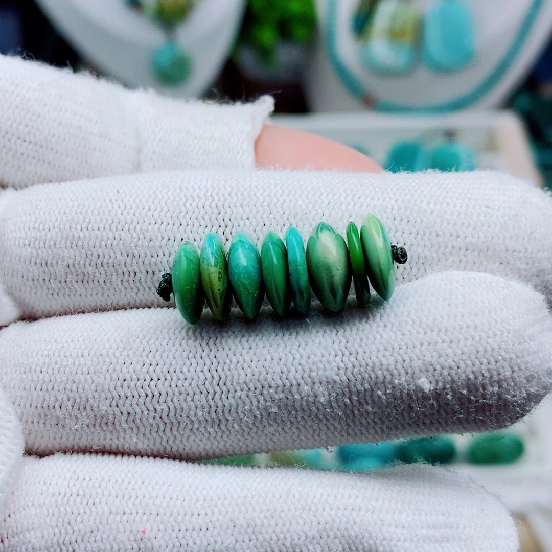 绿松石未镶嵌颈饰