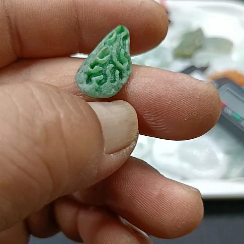 翡翠未镶嵌颈饰小原石挂件，A货翡翠