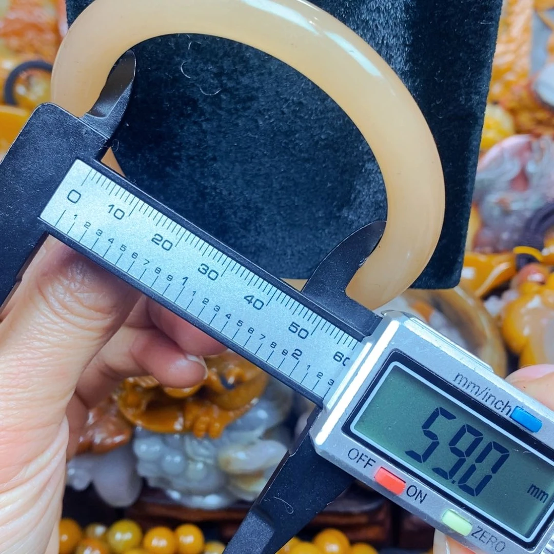 未镶嵌石英质玉（黄龙玉）颈饰