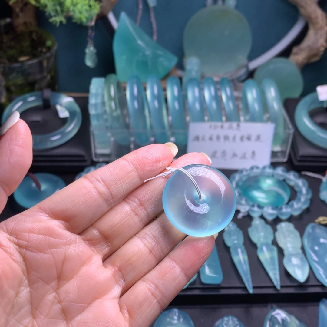 未镶嵌蛇纹石玉吊坠