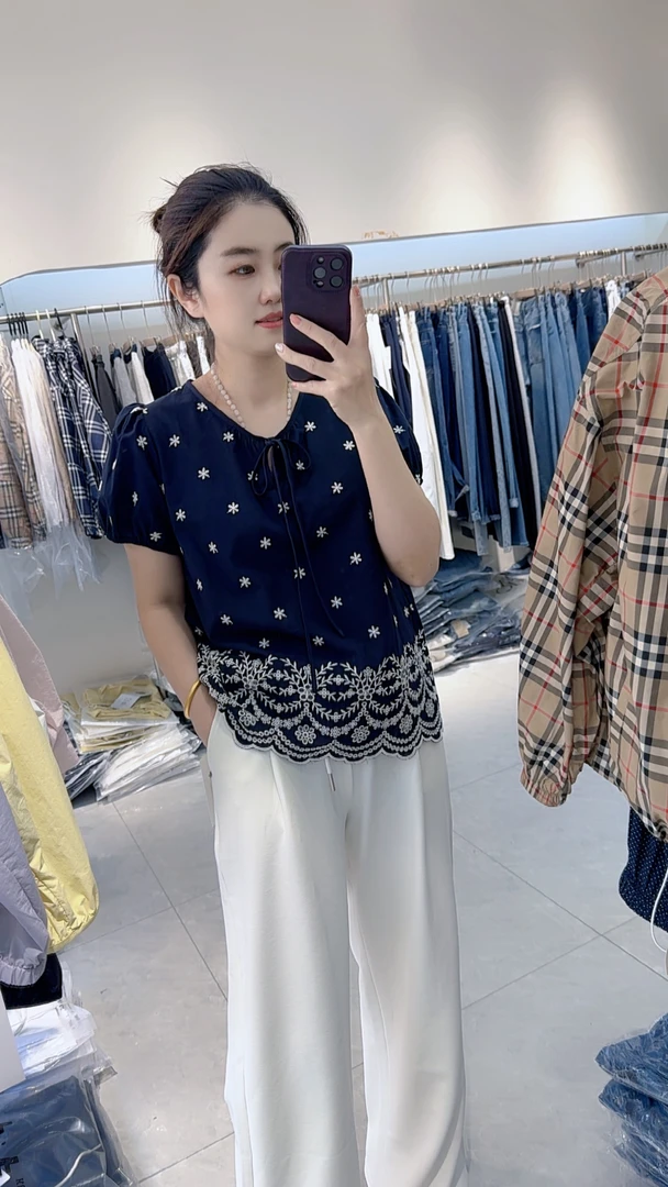 小娜家重工镂空藏青色小衫