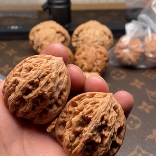 文玩核桃把件哺*虎头