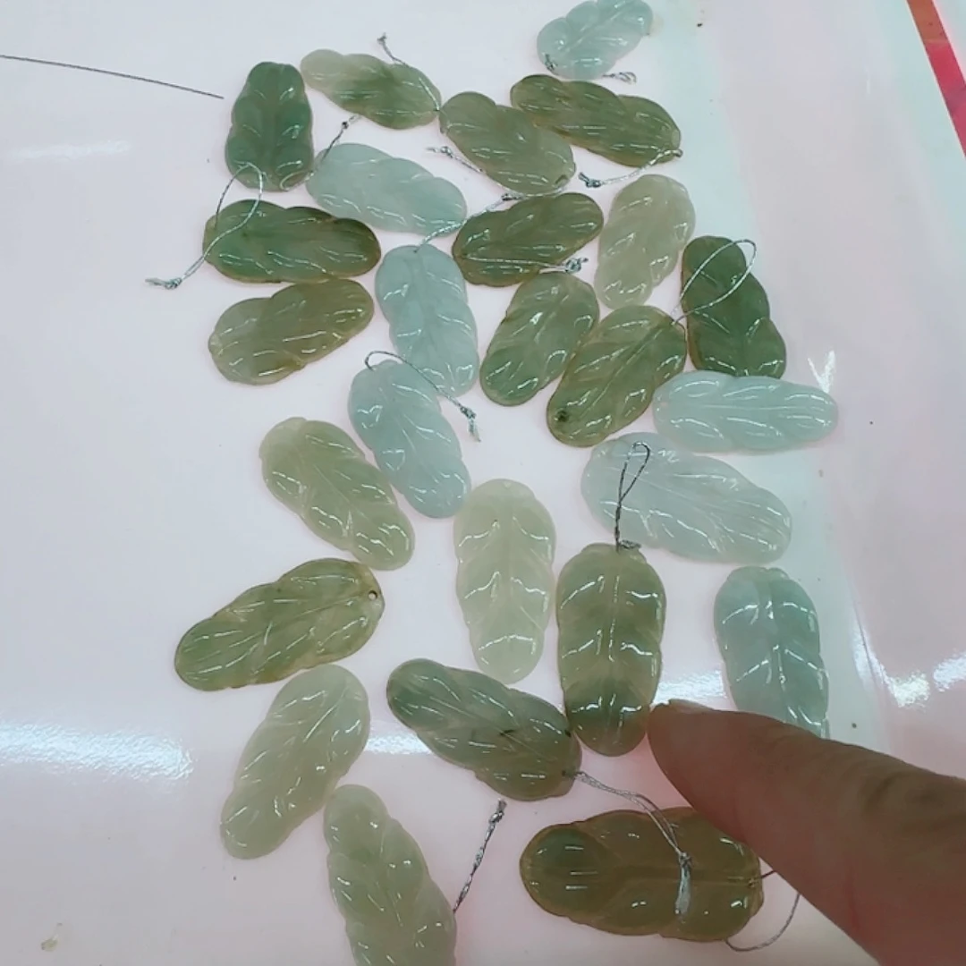 翡翠未镶嵌颈饰叶子