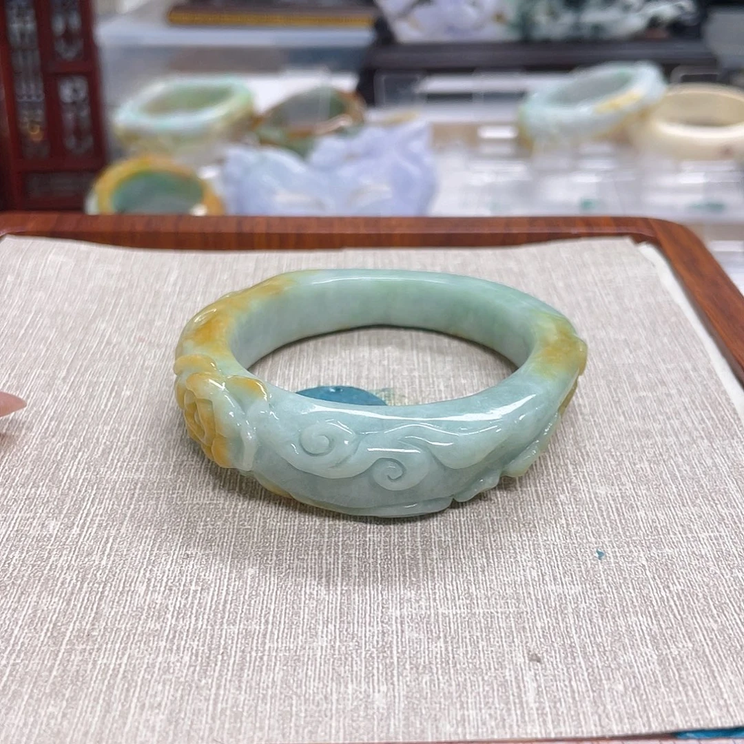 秋****翡翠未镶嵌颈饰手镯