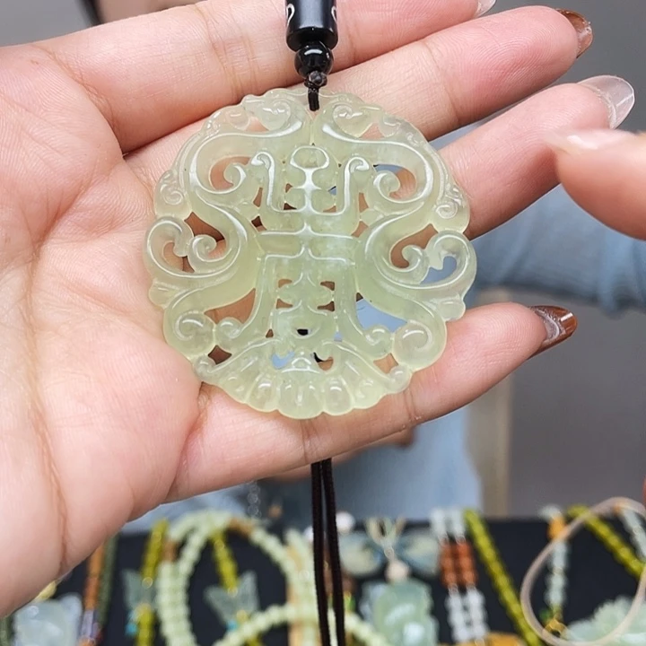 未镶嵌蛇纹石玉颈饰