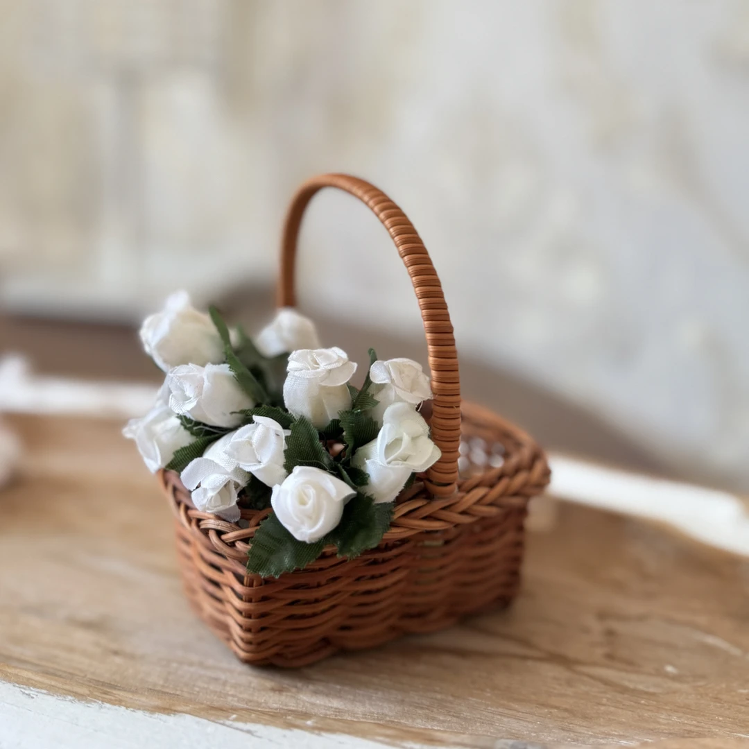 古董陶瓷娃娃古董藤编花篮 带花