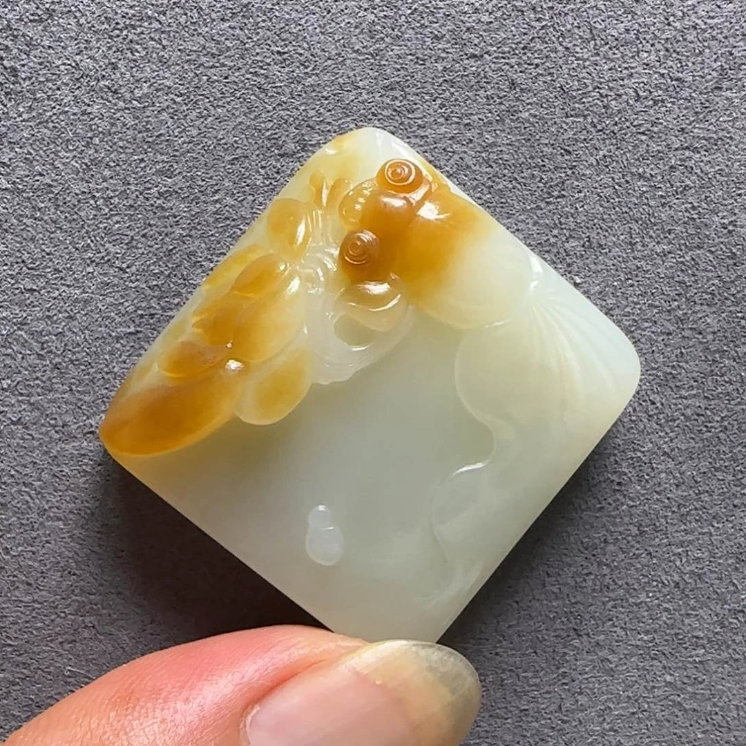 和田玉未镶嵌颈饰玉*
