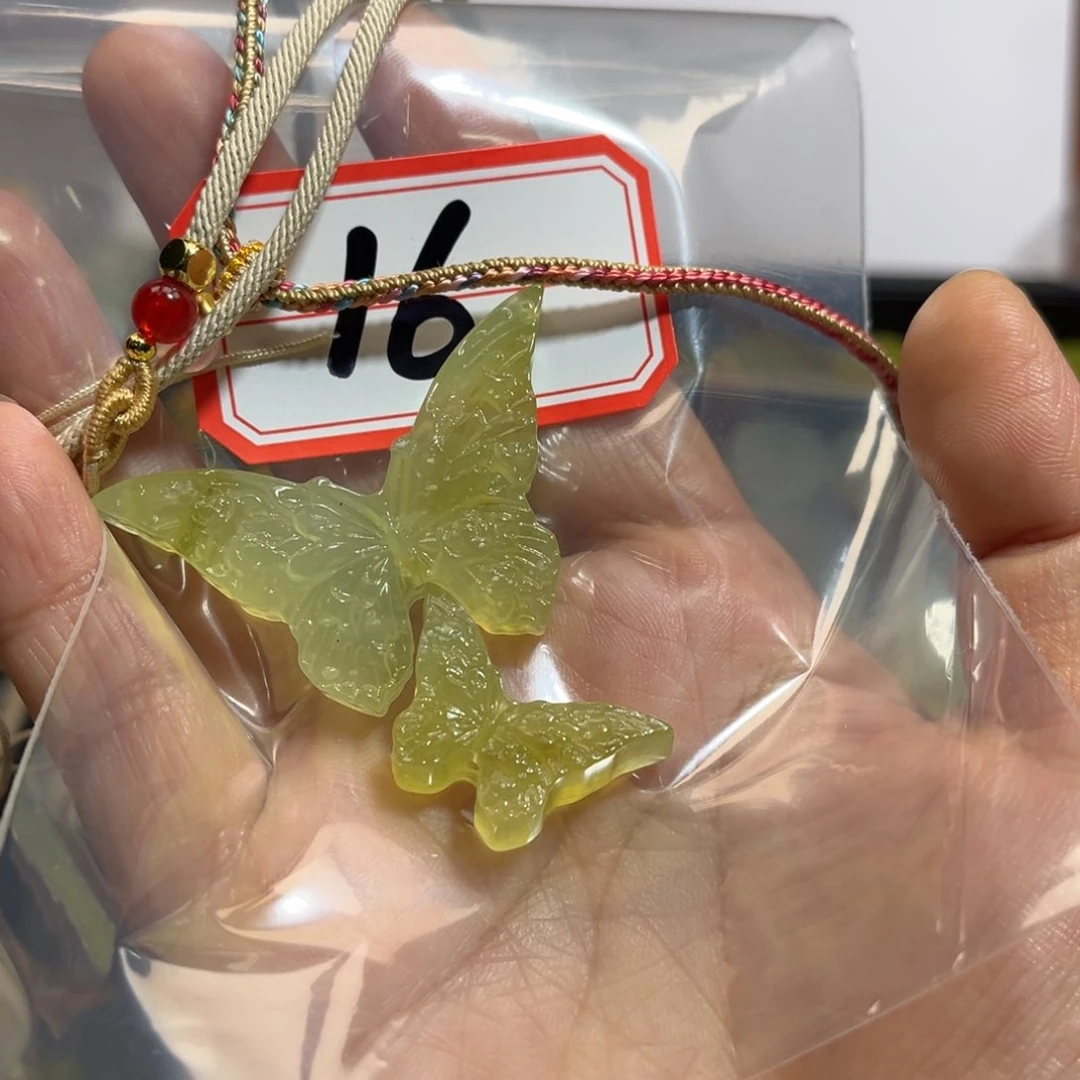 蛇纹石玉颈饰合金在*月