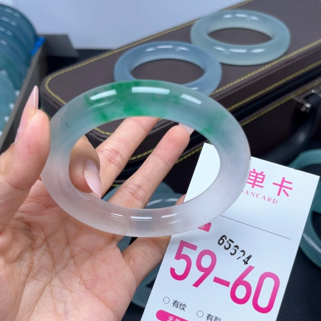 胡***琦石英岩玉手镯未镶嵌