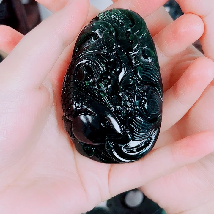幸***月未镶嵌蛇纹石玉颈饰