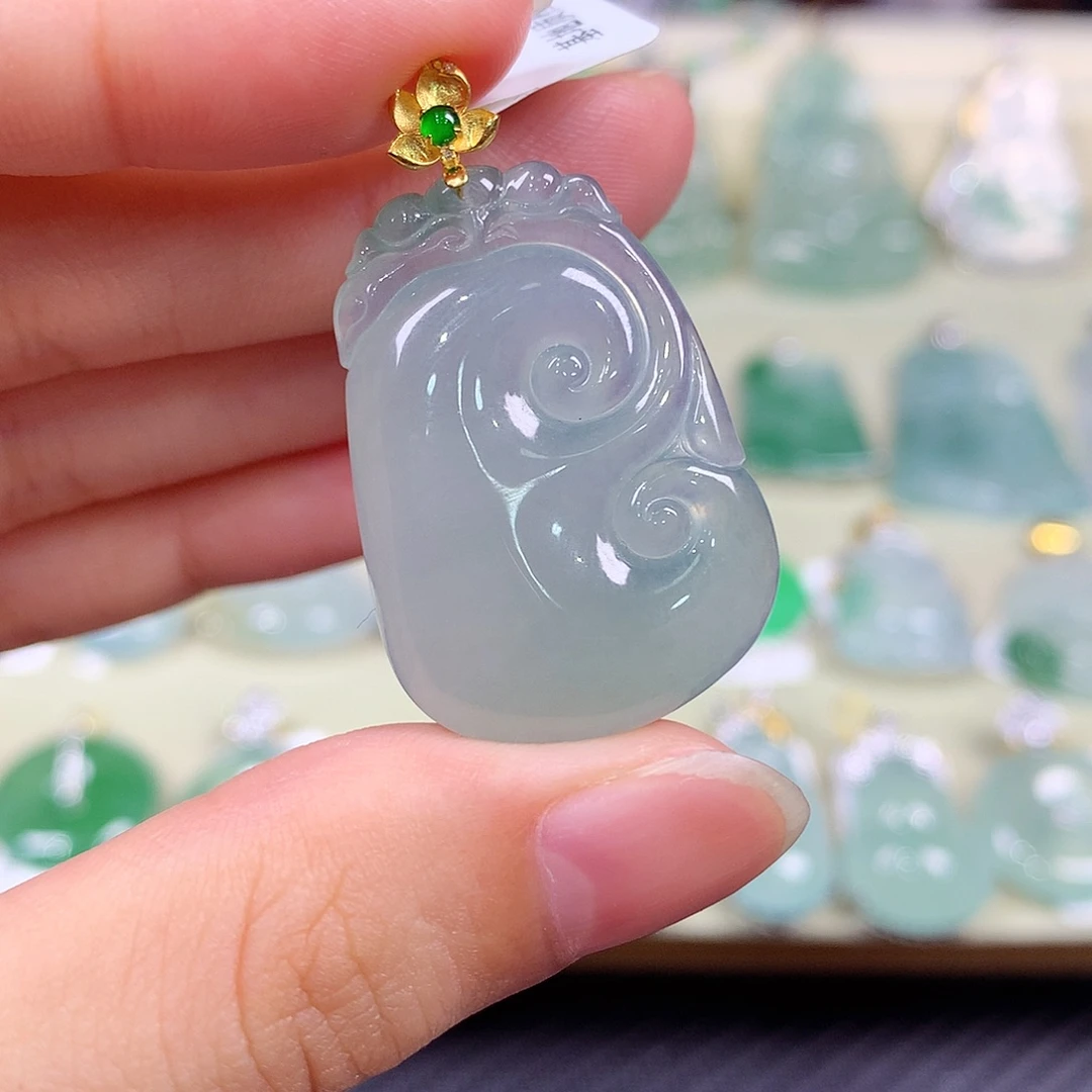 颈饰18K金镶嵌翡翠如意