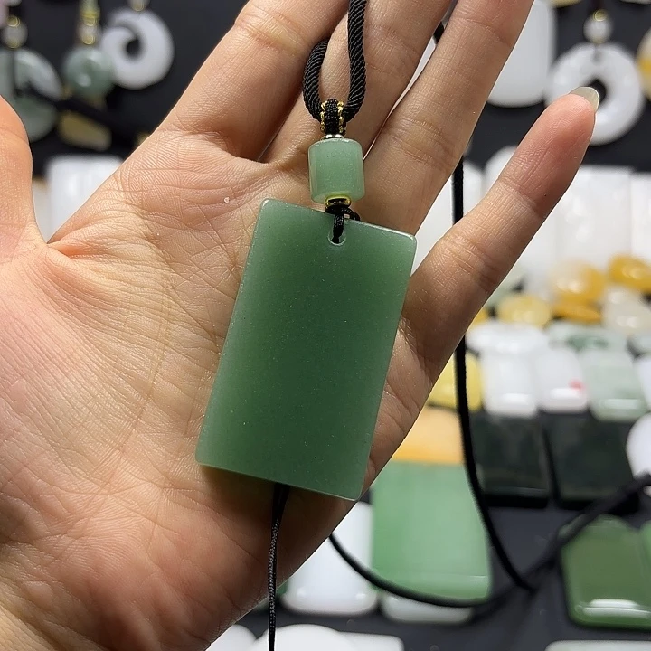 5***颈饰未镶嵌石英质玉（金丝玉）