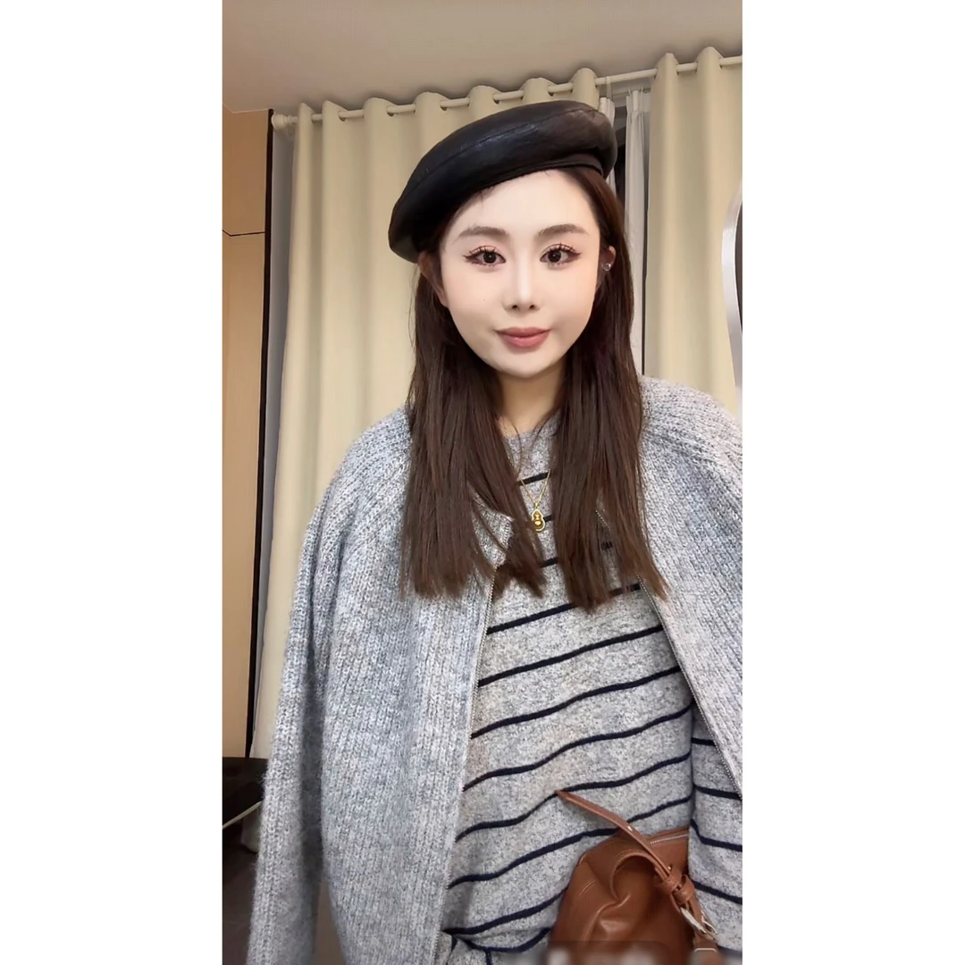 西西  很百搭的双拉链毛衣外套