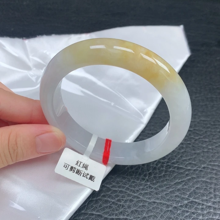 翡翠手镯未镶嵌。。