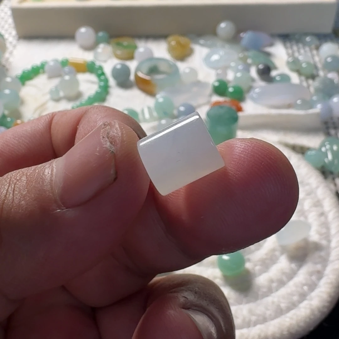 翡翠未镶嵌颈饰珠子