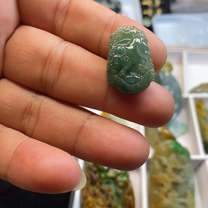 翡翠未镶嵌颈饰挂件