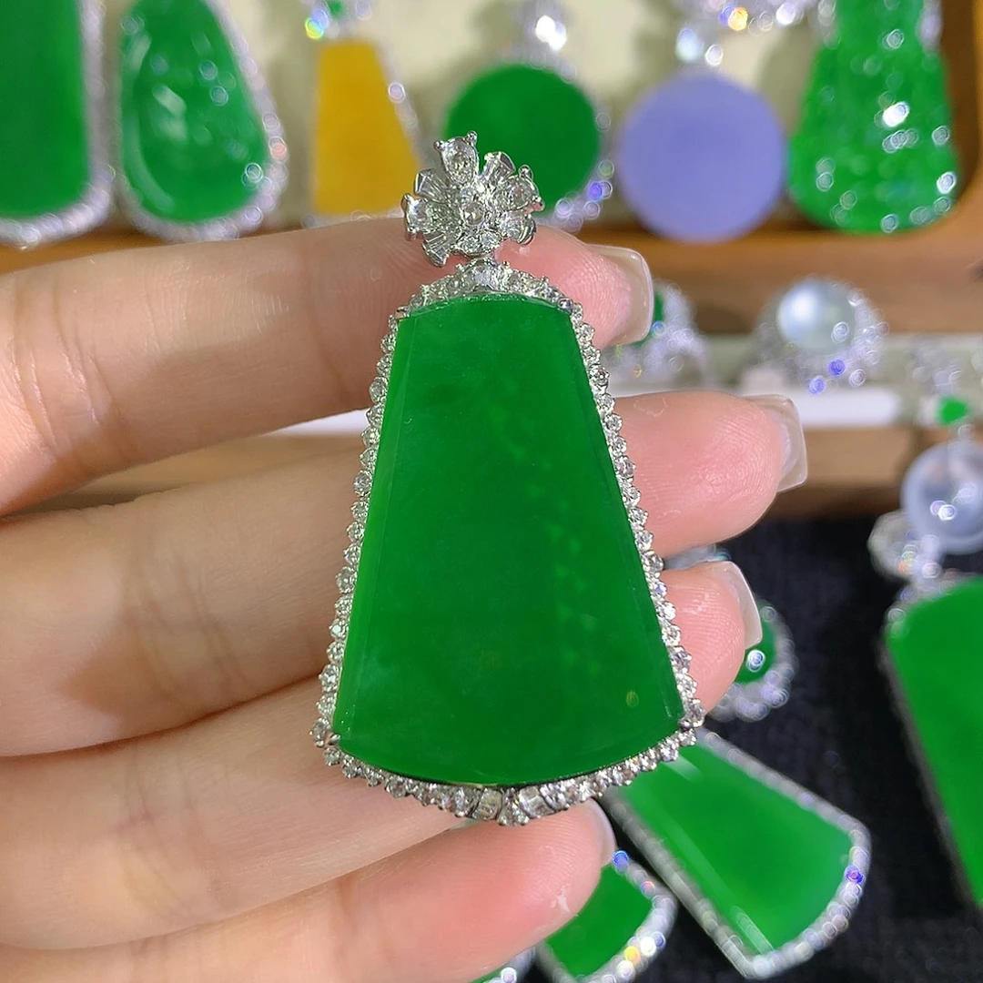 翡翠18K金镶嵌颈饰无事牌