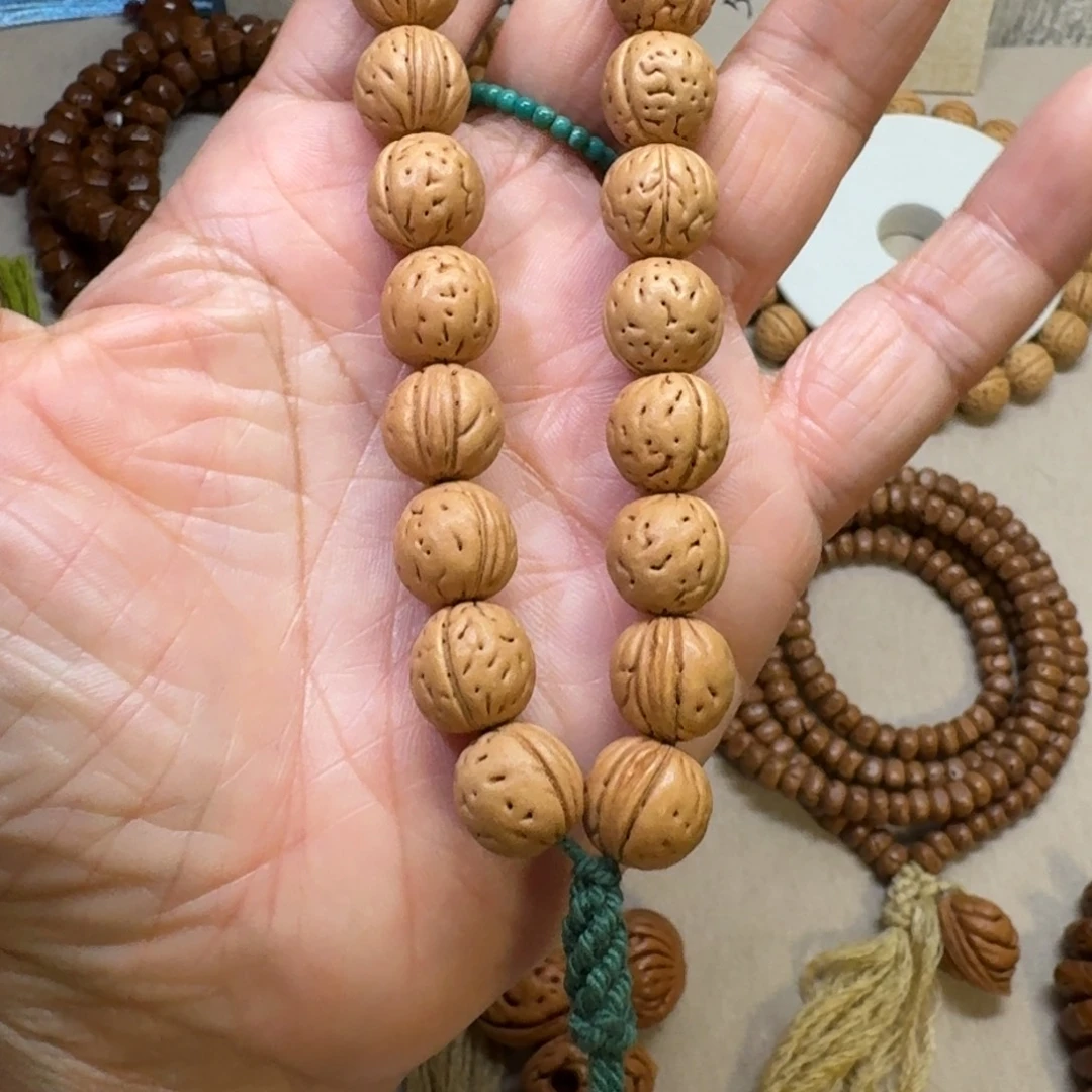 琥***珀纯野生小奶豆手持一条