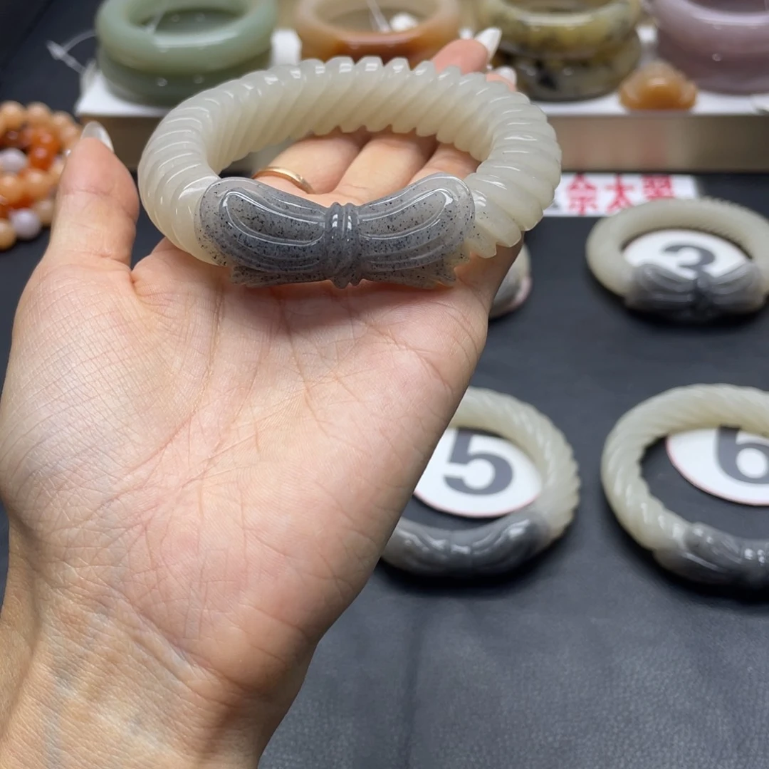 石英质玉手镯未镶嵌才**人