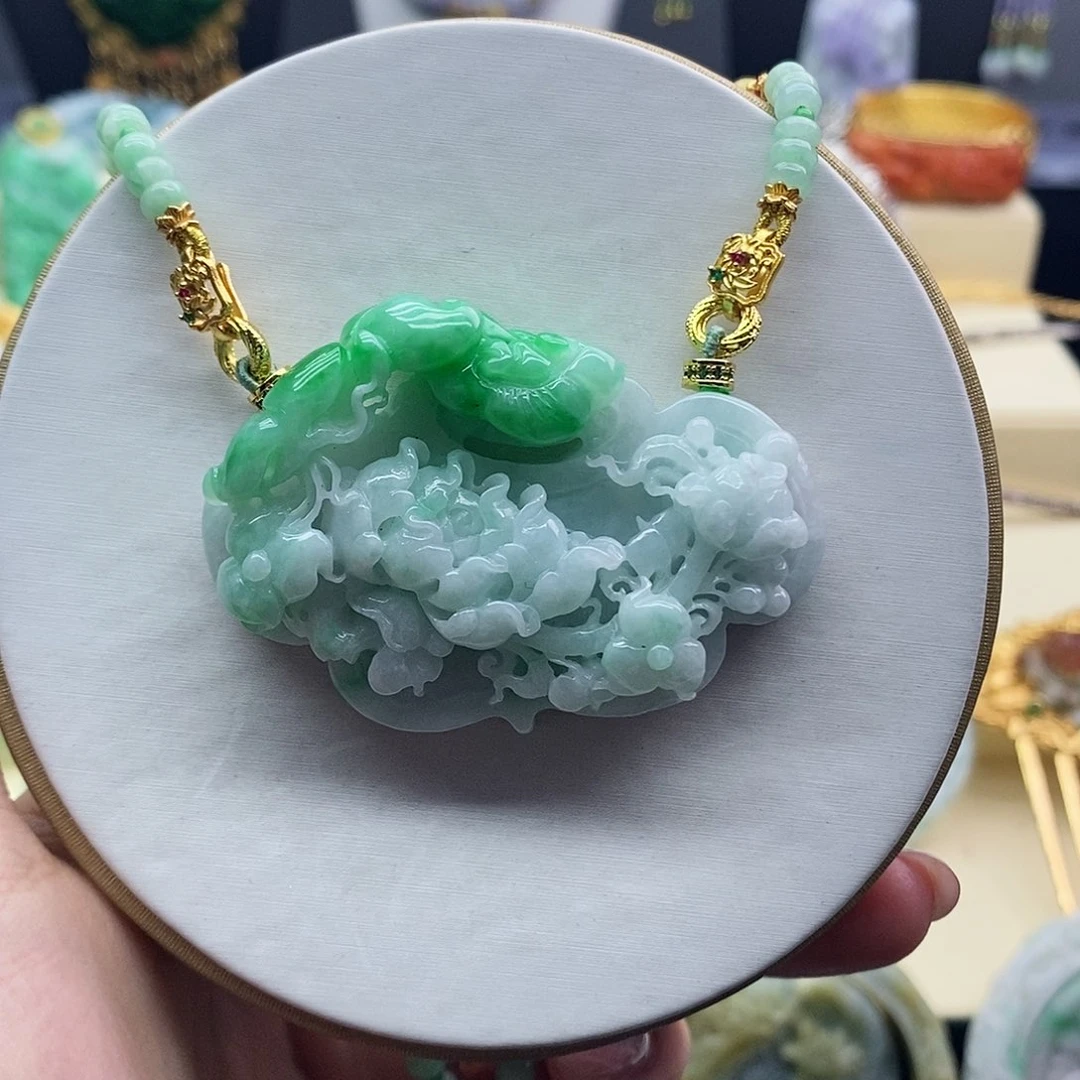 翡翠未镶嵌吊坠(赠链)