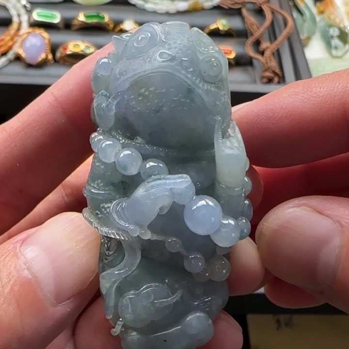 翡翠未镶嵌颈饰糯冰三彩俏雕金蟾挂件把件