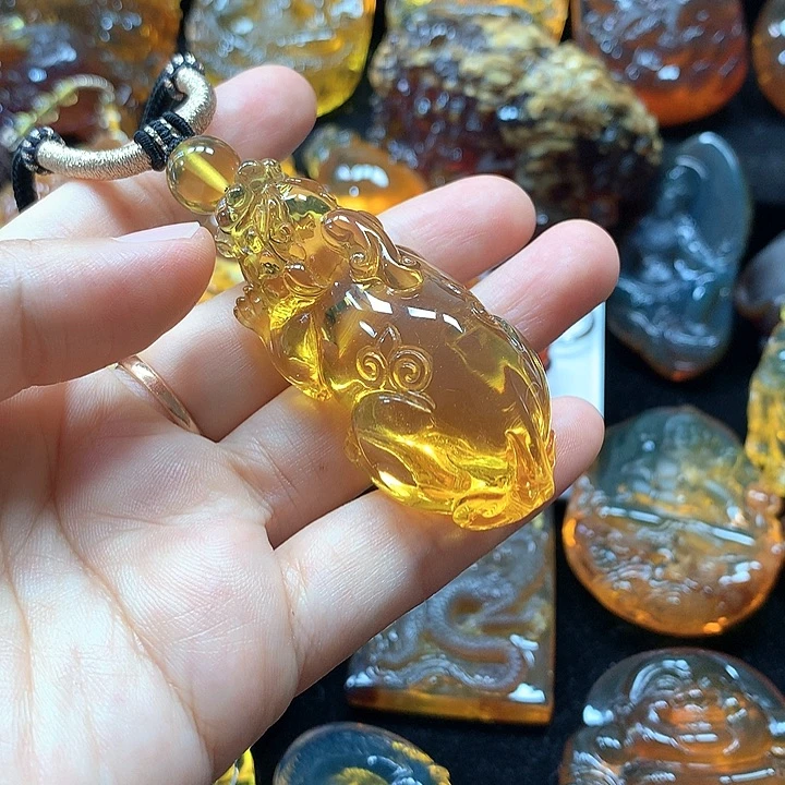 琥珀未镶嵌裸石蓝珀雕刻件貔貅吊坠