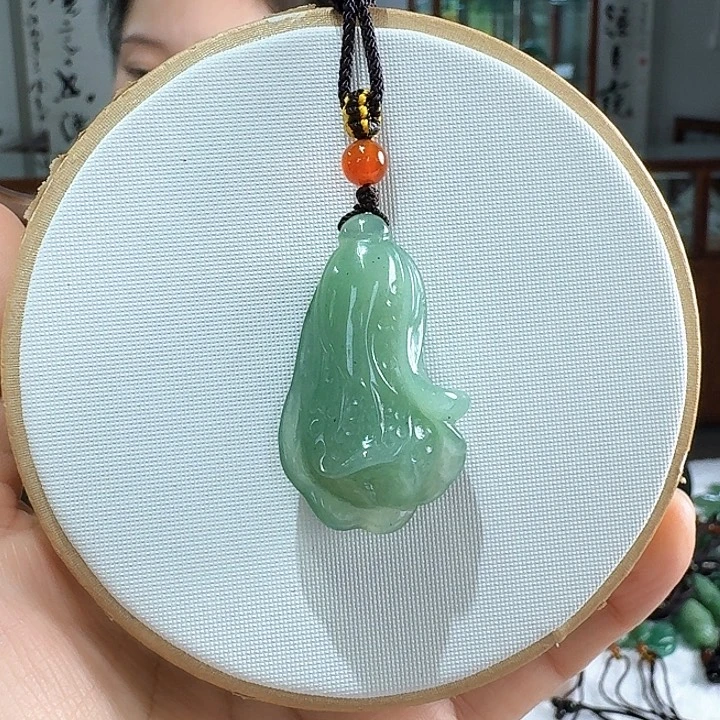 颈饰未镶嵌密玉（石英质玉）