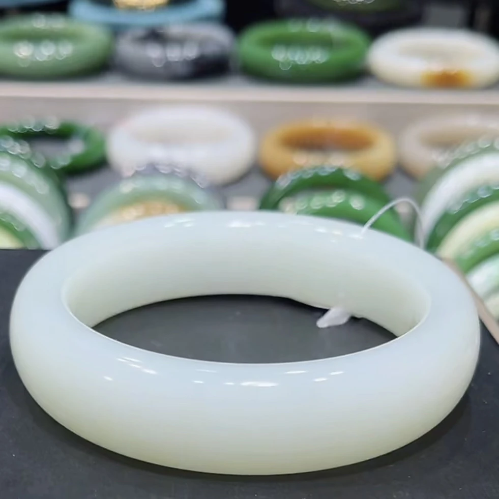 油膏料！和田玉新疆且末暖白手镯62-63圈口