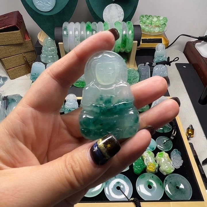 翡翠未镶嵌颈饰观音