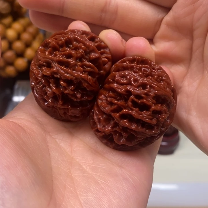 文玩核桃吊坠玉玲珑