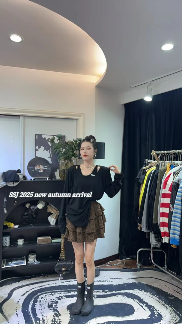 思思家【黑灰两色不规则挂脖贴标T】