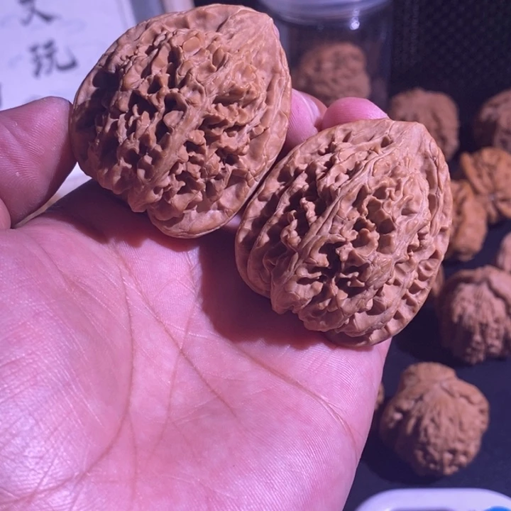 文玩核桃把件玉麒麟