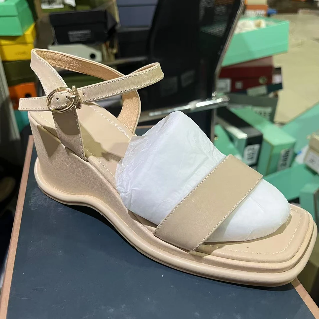 4568     杏色  夏季新款中跟坡跟厚底一字扣凉鞋