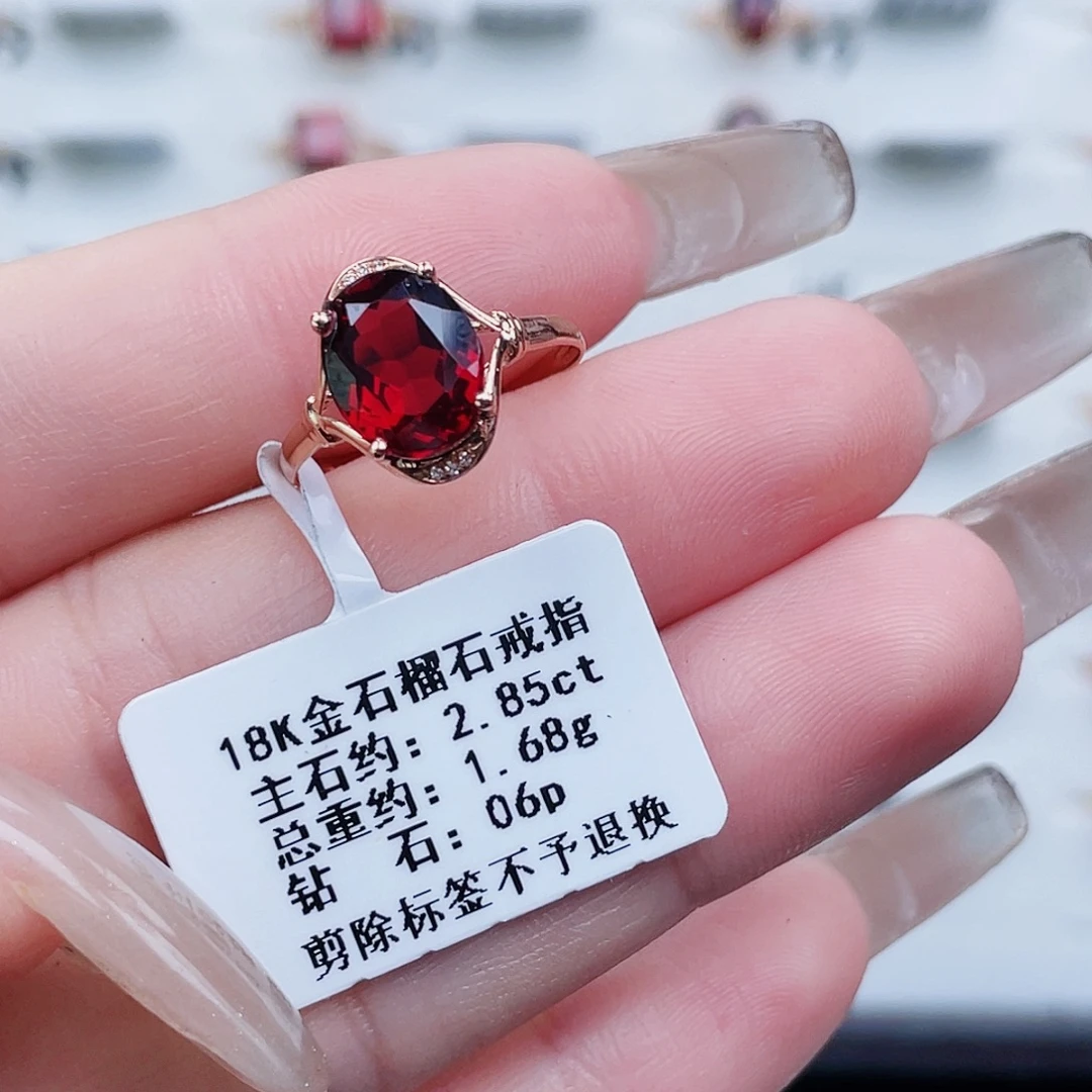 18K金镶嵌戒指石榴石