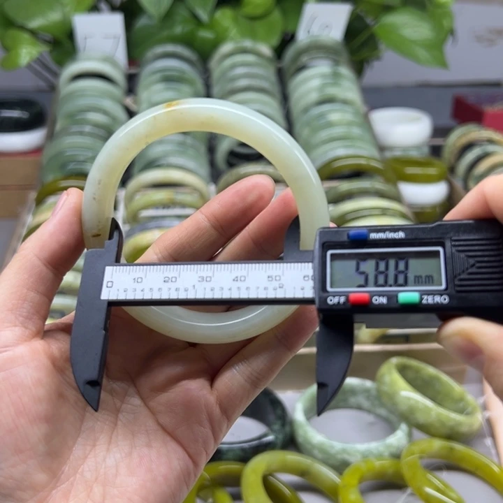 蛇纹石玉未镶嵌手镯42