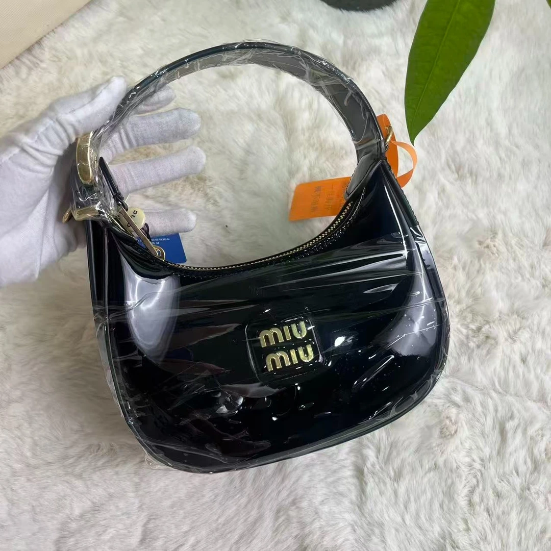99新 MIU MIU/缪缪 miu miu漆皮腋下黑金斜跨/斜跨链条包
