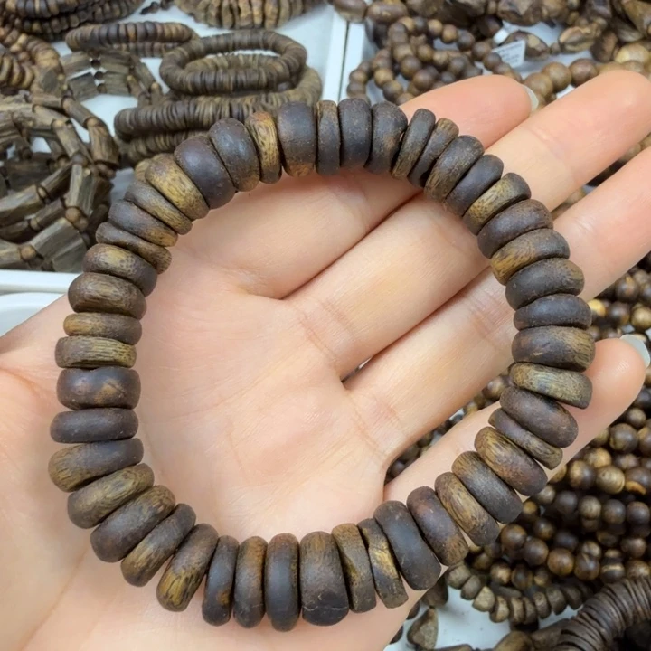 沉香手串亭*的沉香绿奇楠虫漏随型算盘珠