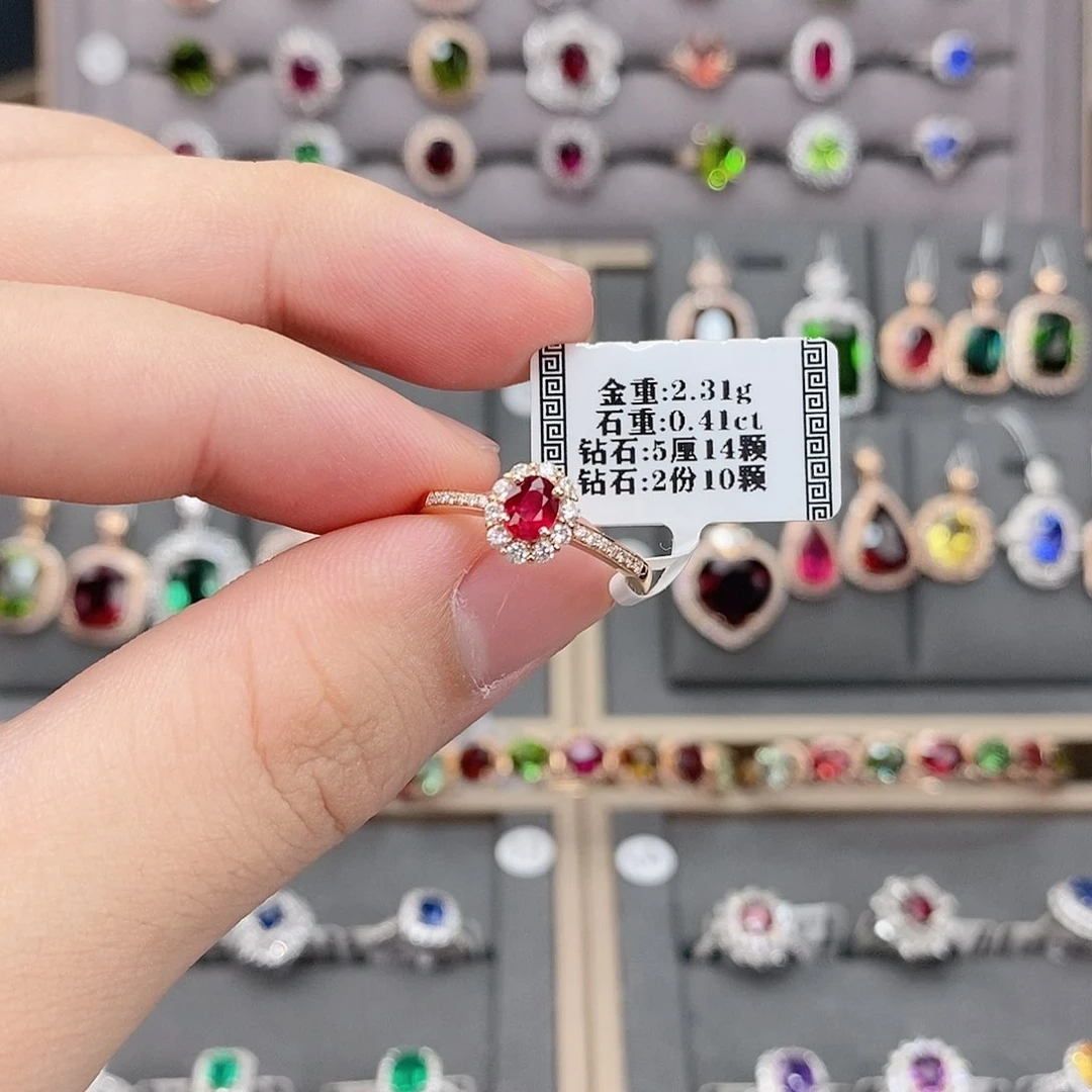 红宝石戒指18K金镶嵌0.41。