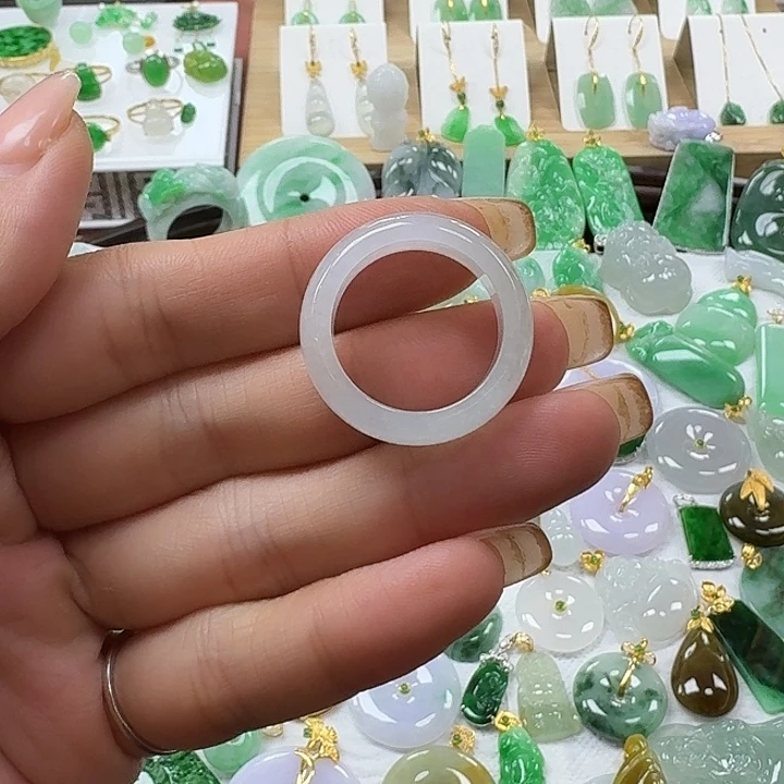 翡翠未镶嵌颈饰白冰戒圈