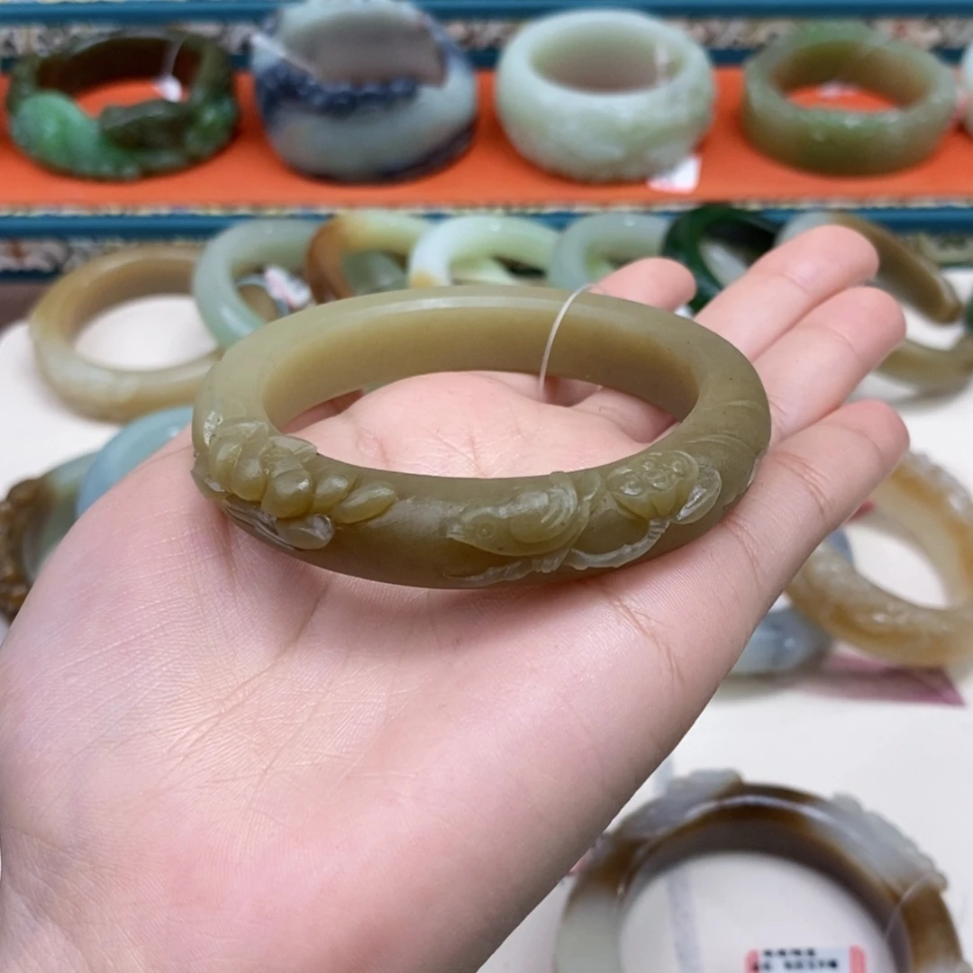 妍***初和田玉未镶嵌手镯手镯定制