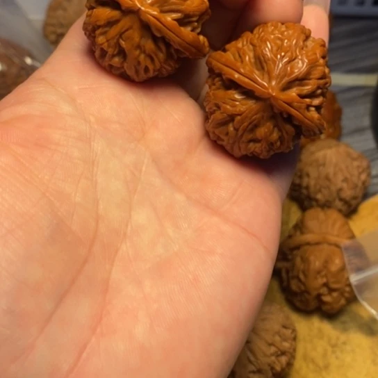 文玩核桃吊坠白狮子