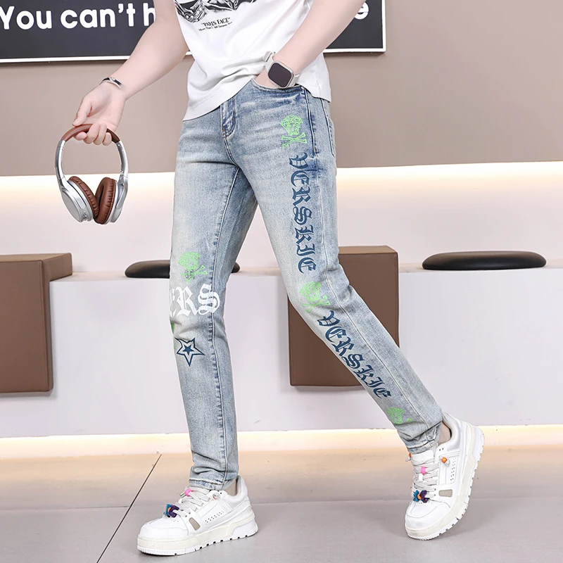 香港高端欧货春季时尚个性字母印花牛仔裤男做旧浅色修身弹力裤子