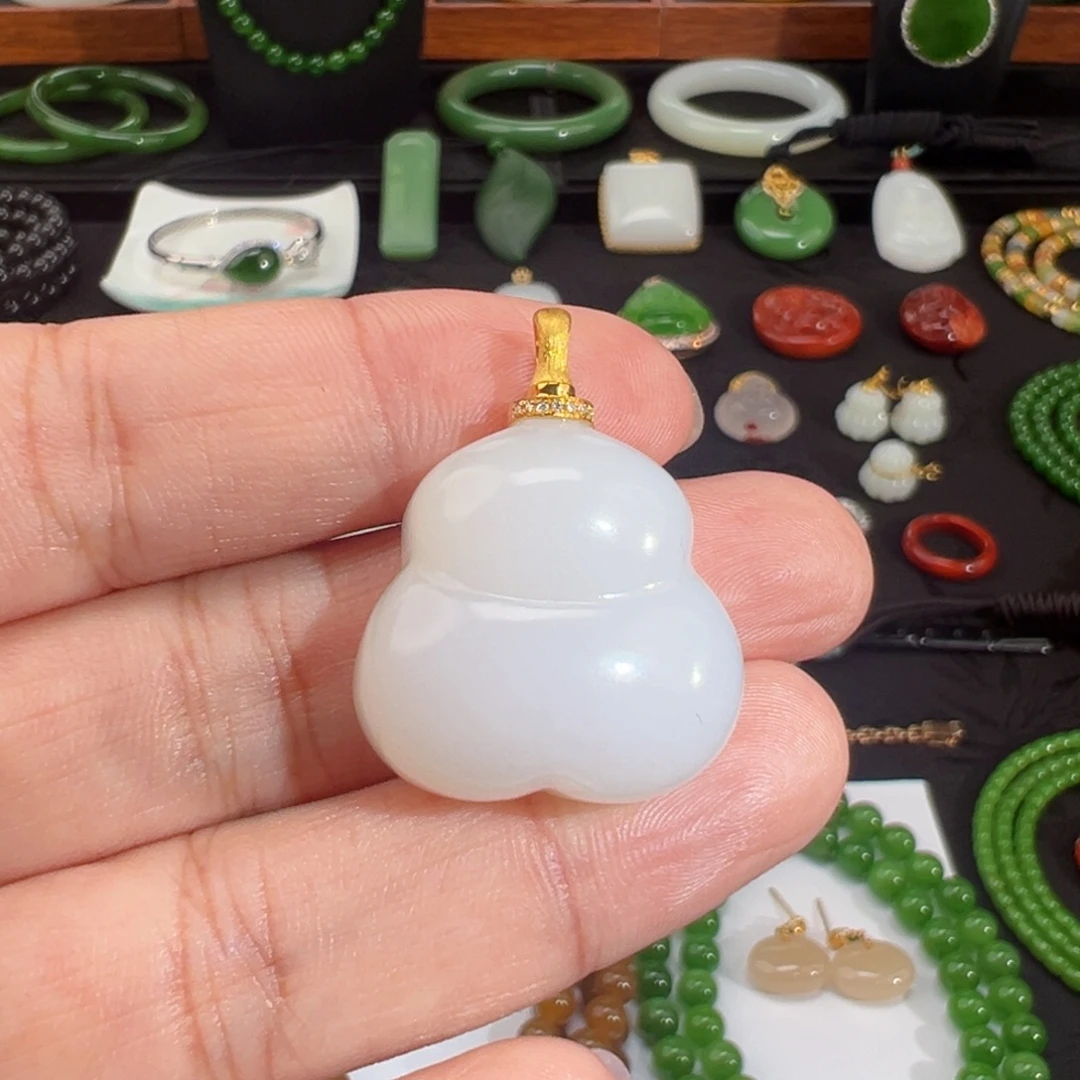和田玉18K金镶嵌颈饰老料白玉饱满胖葫芦