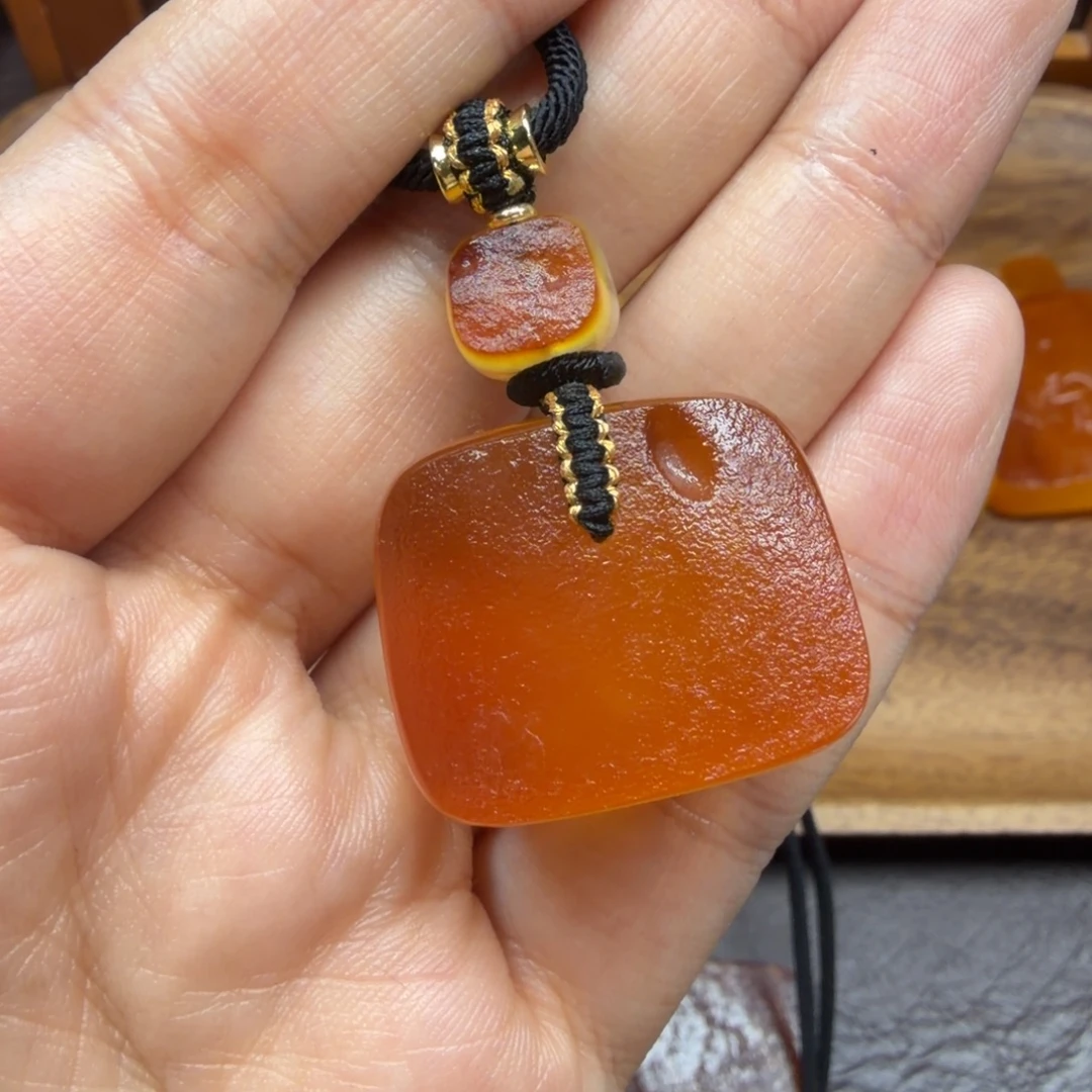琥珀未镶嵌吊坠(赠链)