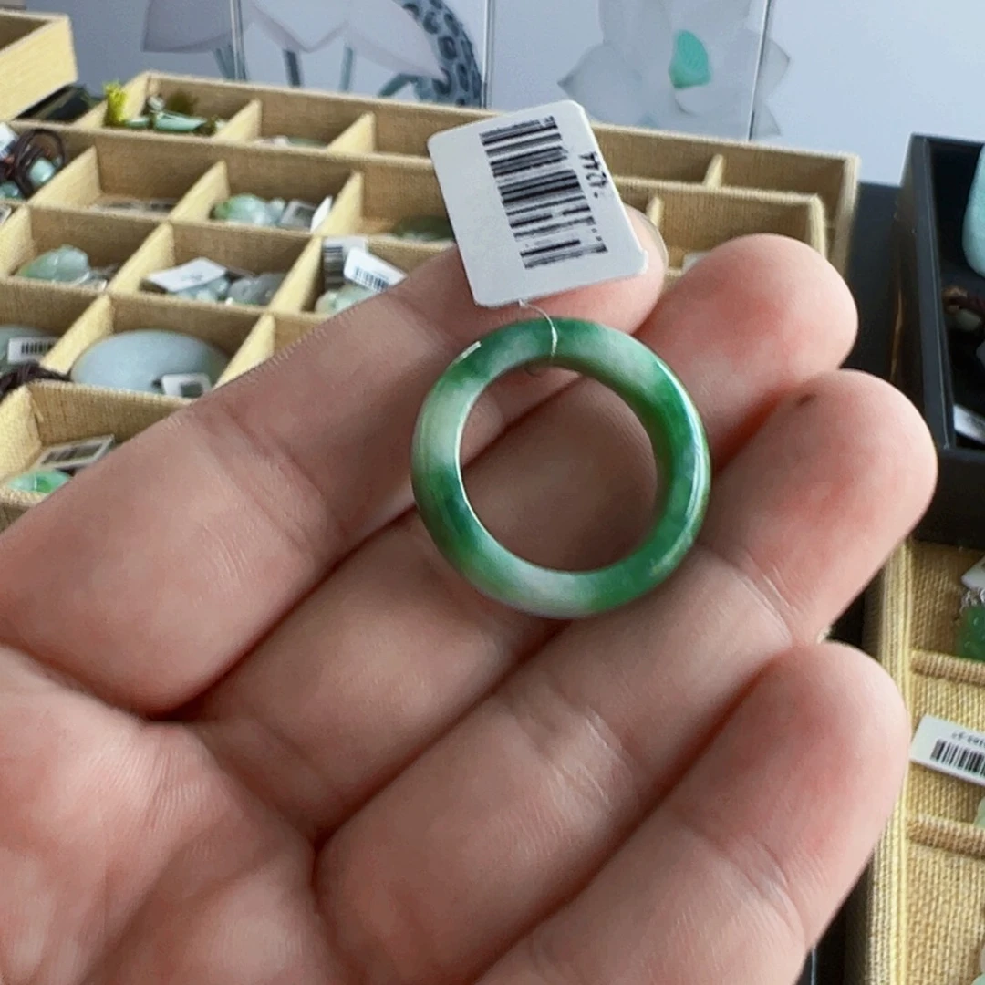 翡翠未镶嵌颈饰戒指