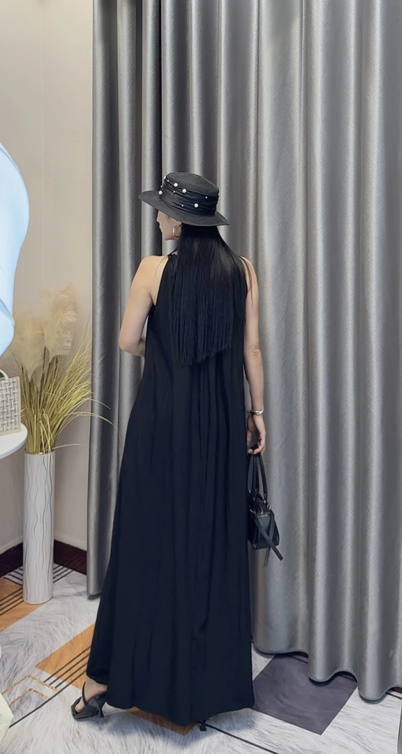 夏季新款宽松简约气质露背吊带连衣裙女度假风设计感长裙